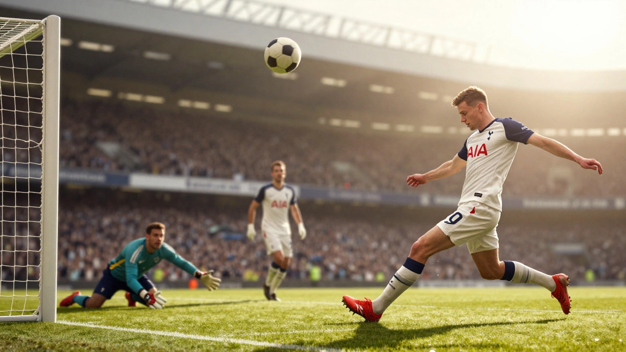 Мяч пролетает над головой вратаря, а Дарби уже развернулся и бьёт по воротам.