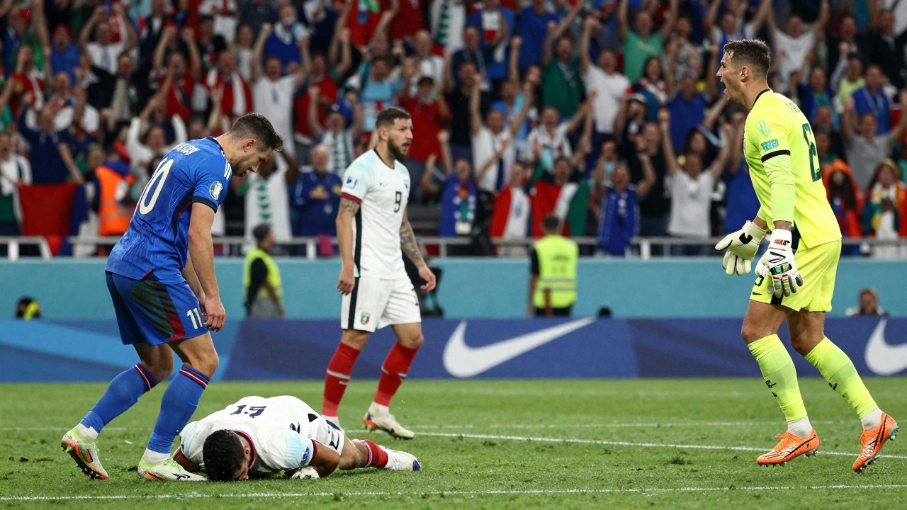 Пенальти в финале ЕВРО-2020: итальянский вратарь и английский игрок после промаха.