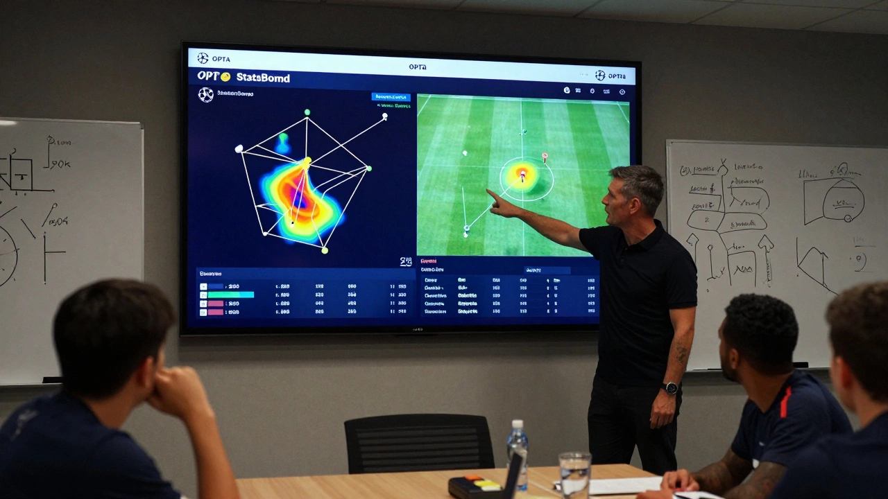 Тренер объясняет на экране данные Opta: тепловые карты и сети передач на тренировке команды.