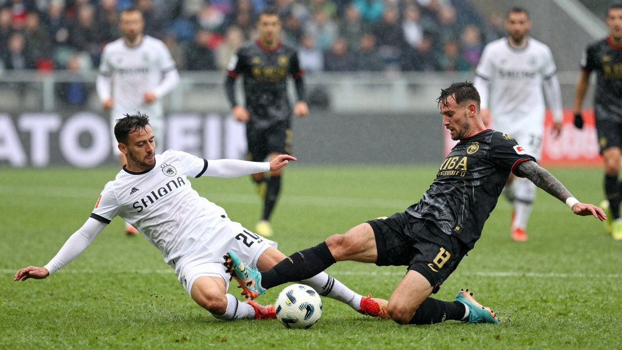 Динамичная борьба футболистов за мяч на мокром поле под дождем